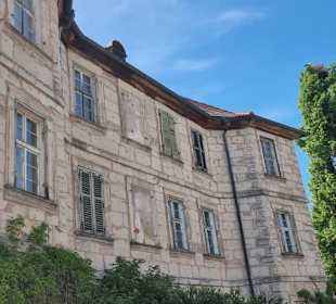 So im Bogen gebaut worden