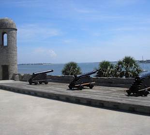 Kanonen mit Blick aufs Meer