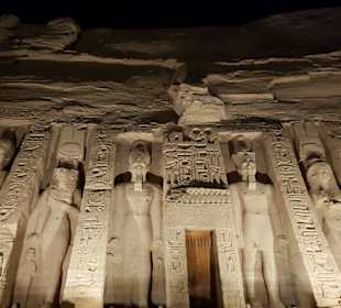 Tempel von Abu Simbel am Abend