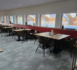 Innenbereich mit Blickl auf die Indoortennisplätze