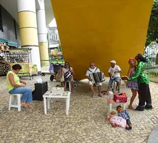 Vor dem großem Einkaufsmarkt
