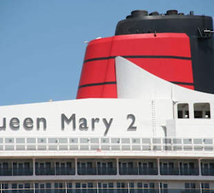QM 2 Queen Mary 2 in Hamburg