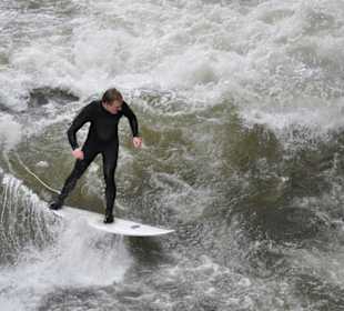 Wellenreiten im Eisbach