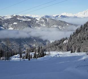 Tief hängende Wolken zwischen den Bergen