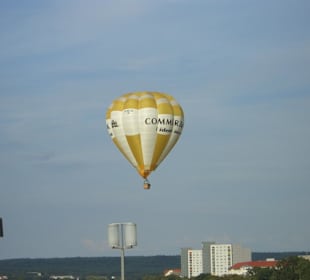 Ballon überfliegt die Dampferparade