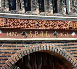 Inschrift auf dem Holstentor in Lübeck
