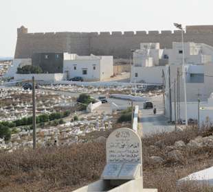 Friedhof, im Hintergrund dieFestung Bordj el Kebir