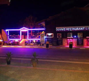 Die Dennis Bar bei Nacht 