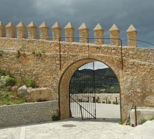 Burgmauer mit Durchfahrt