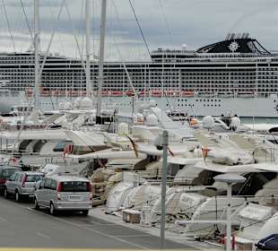 Yachten und Kreuzfahrtschiff