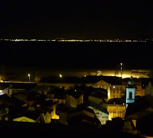 Blick über Miradouro de Santa Luzia bei Nacht