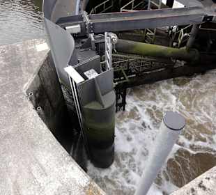 Einströmen des Wassers in die Schleusenkammer