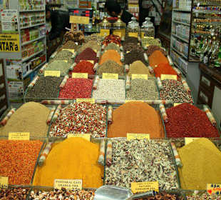 Um die Ecke auf dem Gewürz.-Käse etc. Markt