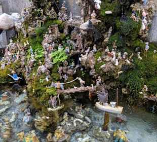 Brunnen mit Platikfiguren