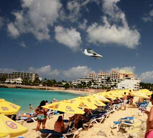 Flugzeug über dem Strand