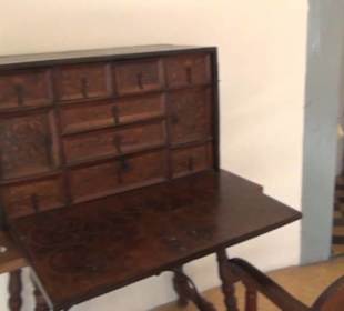 Erste Geschoss - Diele mit Familienporträts