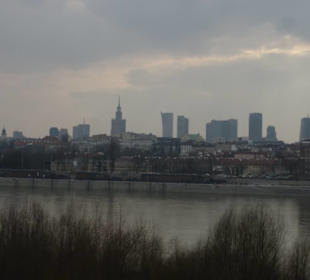 Blick von Praga über Wisła/Weichsel zur Skyline