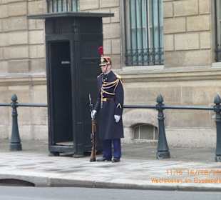Wachposten vor dem Regierungspalast