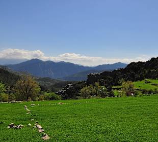 Ein kleines Dorf, tief in den Bergen verborgen.