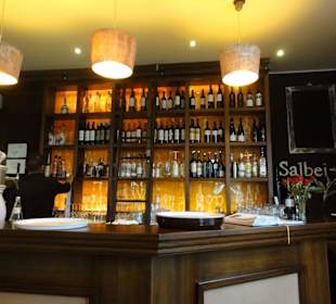 Blick in die Gasträume der Ouzeria Symposio