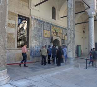 Vor einem der Paläste