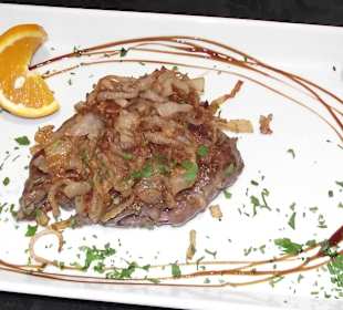 Rinderfilet mit zwiebeln (Solomillo encebollado)