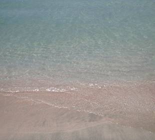 Rosa schimmernder Sand - kristallklares Wasser