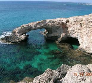 Höhle auf dem Weg zum Cap Greko