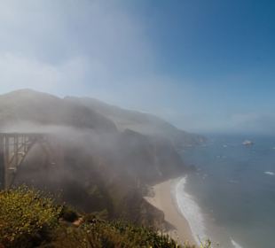 Bixby Creek Bridge mit Seenebel