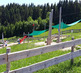 Kinderbeschäftigung mit Schattenspendern