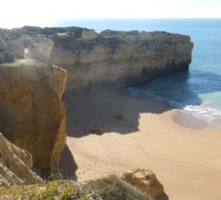 Praia da Ponta Grande – Strand und Steilküste