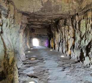 Rundgang durch die Felsgänge der Kasematten