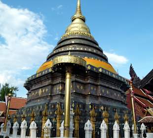 Während der Rundreise im Wat Phra That Lampang Luang