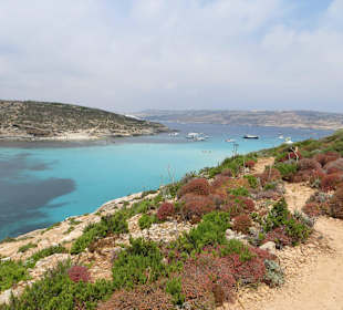 Die vom Comino Hotel & Bungalows ca. 500m entfernte blaue La