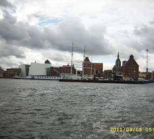 Blick auf`s Ozeaneum und Gorch Fock