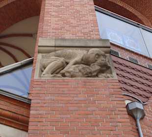 Płaskorzeźby zdobią elewację restauracji.