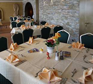 Festlich gedeckte Tische