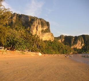 Hauptstrand im Bereich der Longtailboote