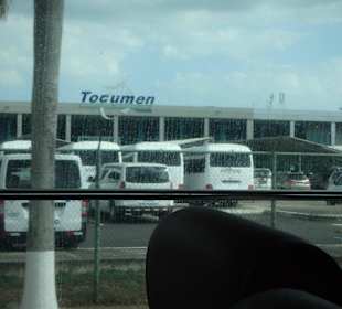 Blick auf das Flughafengebäude