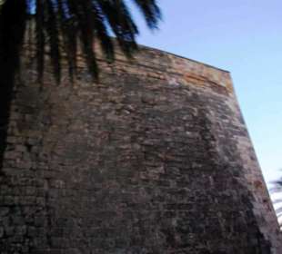 An der Mauer entlang