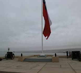 Auf dem Fels mit dem Blick auf die Stadt