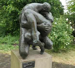 Elbuferpromenade: Hockendes Paar bzw. Junges Paar