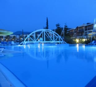 Der größte Pool bei Dämmerung