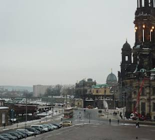 Blick aus der Semperoper auf die Hofkirche