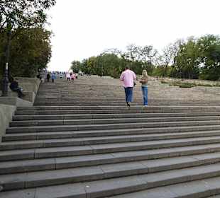 Oberhalb der Treppe steht der Bus