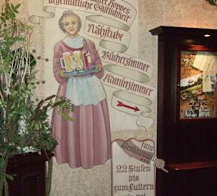 An der Treppe die runter ins Restaurant führt