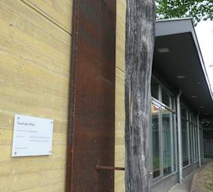 Der Guericke-Pfahl vor der Lukasklause