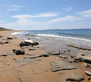 Strand mit Felsen und Sand