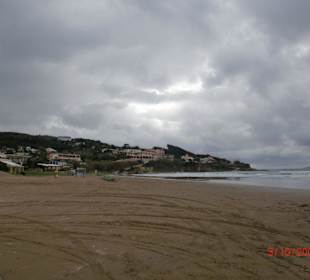 Blick auf den Strand bei Regen