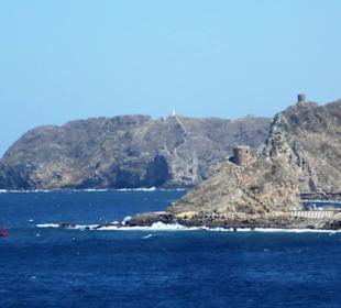 Historischer Wachturm an der Hafeneinfahrt